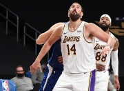 QYG- 穆古鲁扎重返赛场，持续失利首场状态出色，快船观众沸腾！赢得满堂喝彩